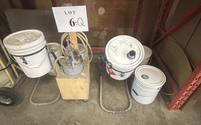 6Q-  (2) Supports a 20 litres,  chaudière a colle , (2) 20 litres de colle blanche , (2) 20 litres de diluant a mélamine