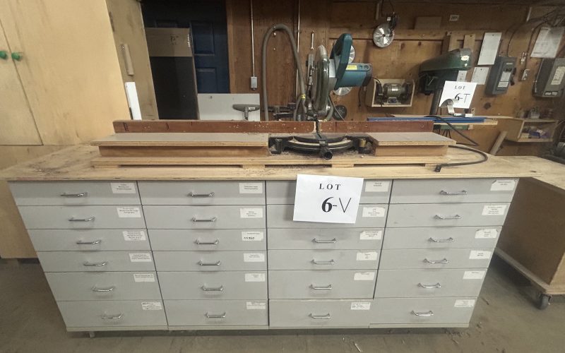 6V- Scie circulaire Makita avec buté et meuble 24 tiroirs avec contenu .