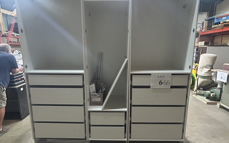 6GG- (3) unité de meuble pour garde-robe sans porte 92 »x 24 »x 93 »