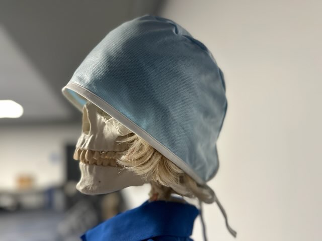 21- Bonnet de chirurgien lavable avec blouse d’isolation lavable