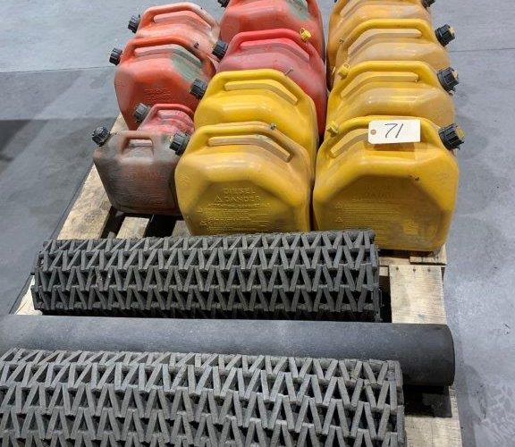 Lot 71- Bidons d’essence + tapis ( 14 mcx )