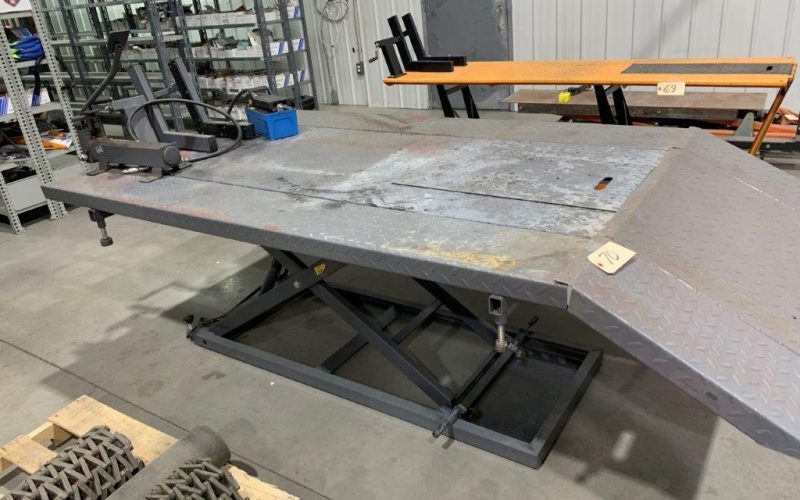 Lot 70- Table de travail Hydraulique 77 »x 48  »