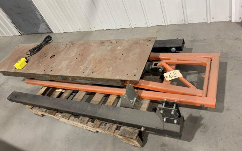 Lot 68- Table de travail hydraulique  ( pas de hoses )