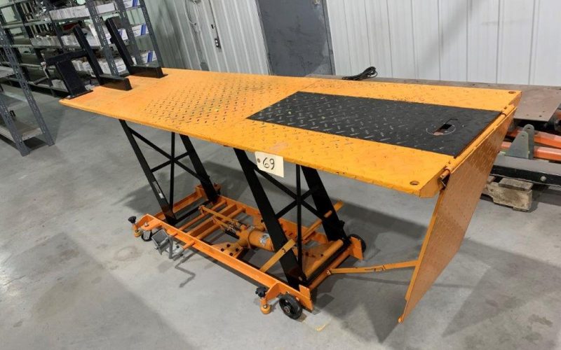 Lot 69- Table de travail Hydraulique orange 83 »x 24 »