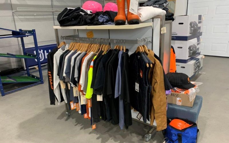 Lot 58- Lot de vêtements de différentes marque Stihl , Husqvarna ( environ 165 mcx )+/- 5500.00$