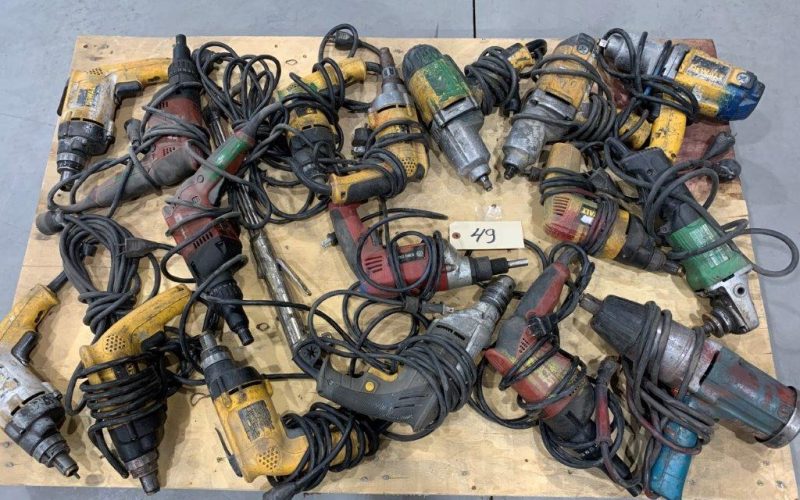Lot 49- Lot d’outils électrique , impact , perceuse etc . 17 mcx