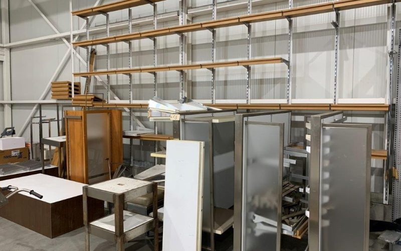 Lot 55- Lot de présentoirs , tablettes mural ,support , banc