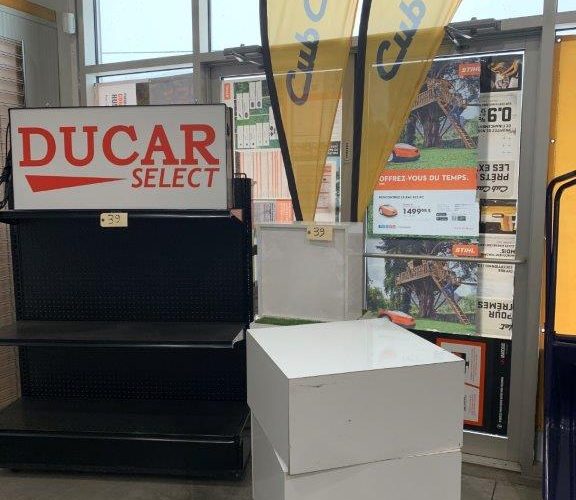 Lot 39- (2) présentoirs muraux , lot double 48 » , enseigne Ducar et cube