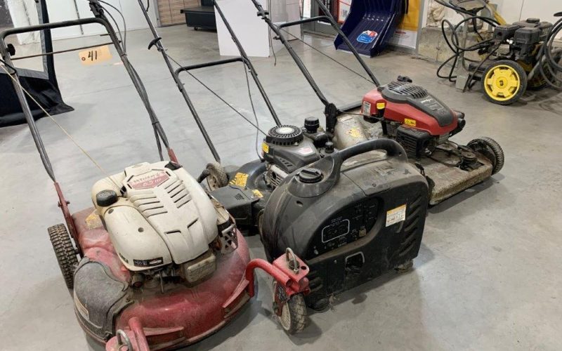 Lot 41- (3) Tondeuses et une génératrice