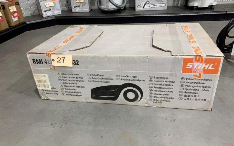 Lot 27- Robot Stihl a pelouse  RMI 422