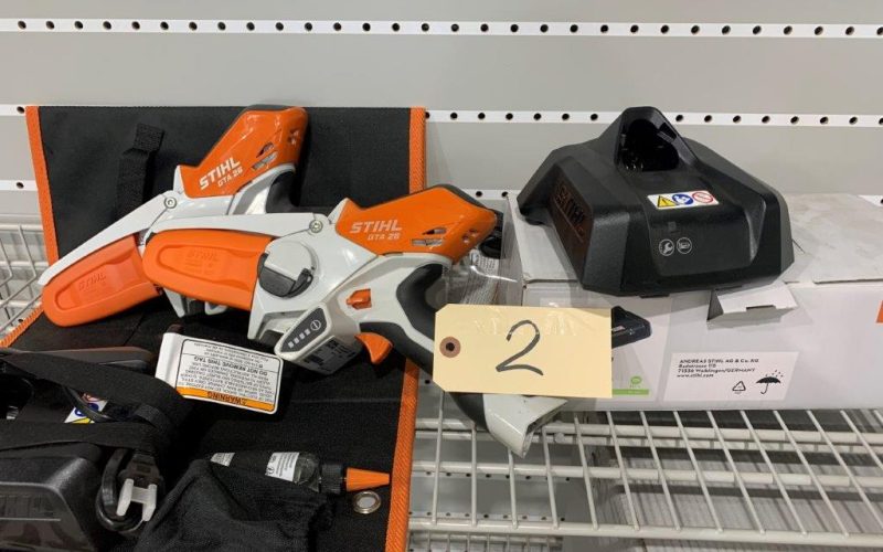 Lot 2- Mini chaine Stihl GTA26 avec 3 chargeurs ( sans batterie )