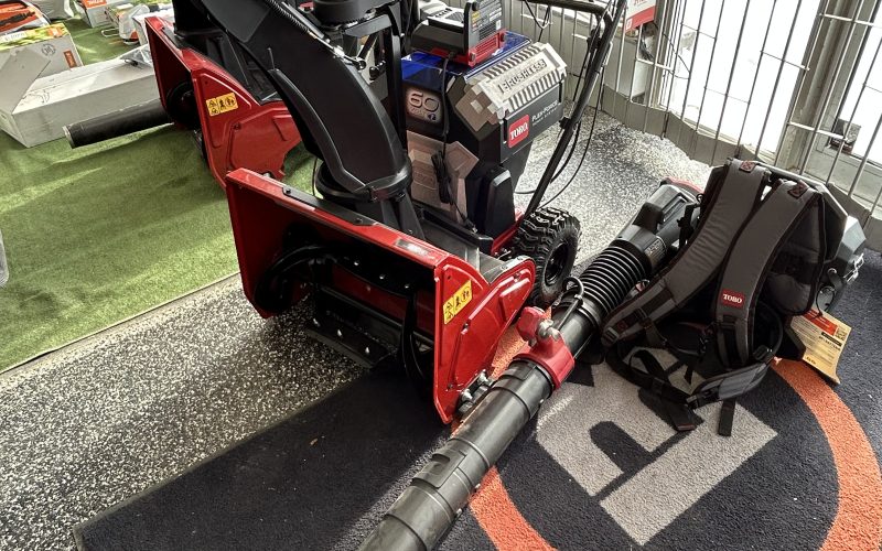 Lot 8- Souffleur a batterie TORO snow master E24QX avec 2 batteries et 1 chargeur avec un souffleur a feuille dorsal a batterie 66100