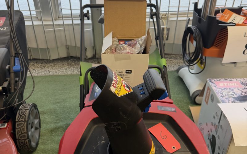 Lot 6- Souffleur a batterie 60v avec 1 chargeur et une batterie