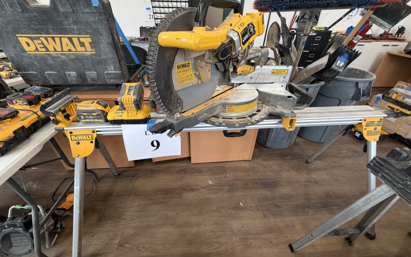 Lot 9- Scie a onglet a batterie DeWalt avec trépied , 2 batteries et 1 chargeur