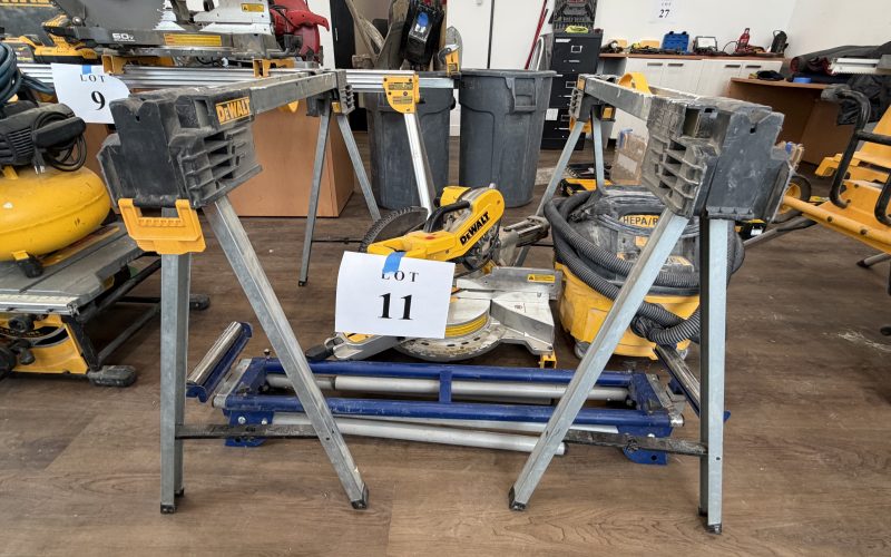 Lot 11- Scie a onglet DeWalt , aspirateur , trépied et 2 tréteaux