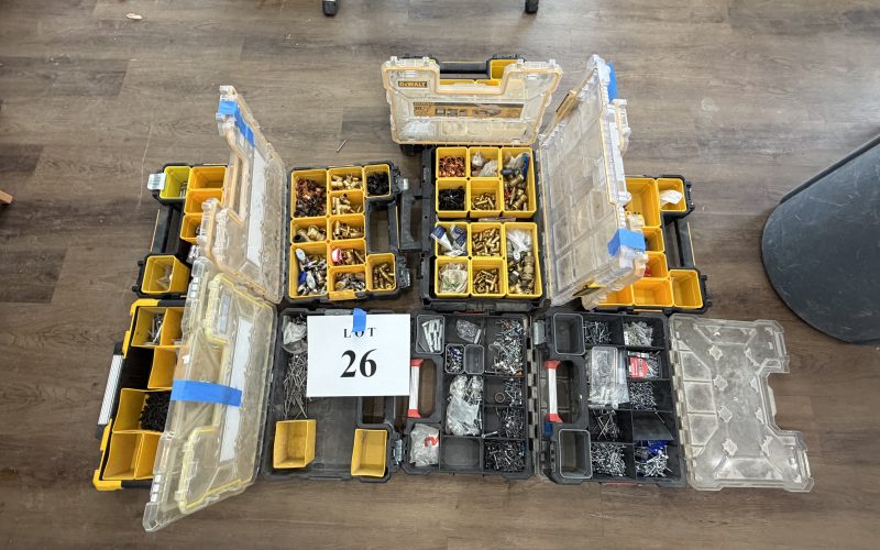 Lot 26- Coffre de rangement avec fond de commerce