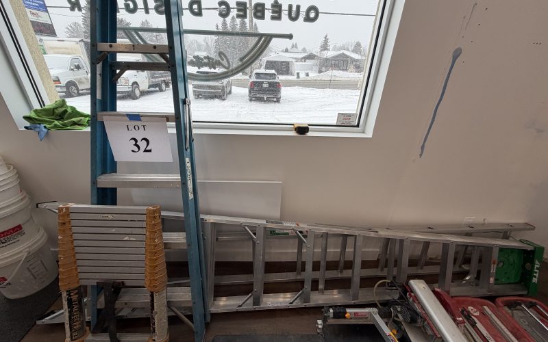 Lot 32- Escabeau de 10&prime; , escabeau de 6&prime;, échelle de 10&prime; , échelle télescopique