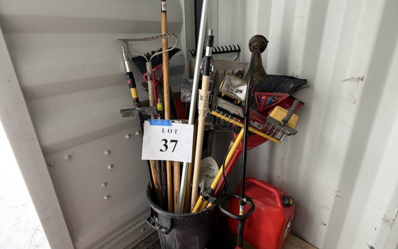 Lot 37- bidon d&rsquo;essence (4) , râteau, pelle , balaie etc .