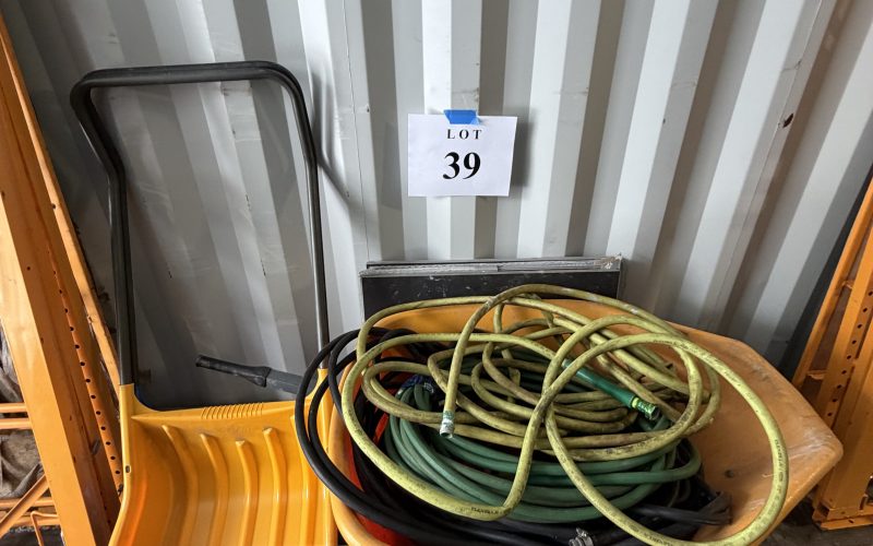 Lot 39- Hose a jardins , brouette , pelle a neige