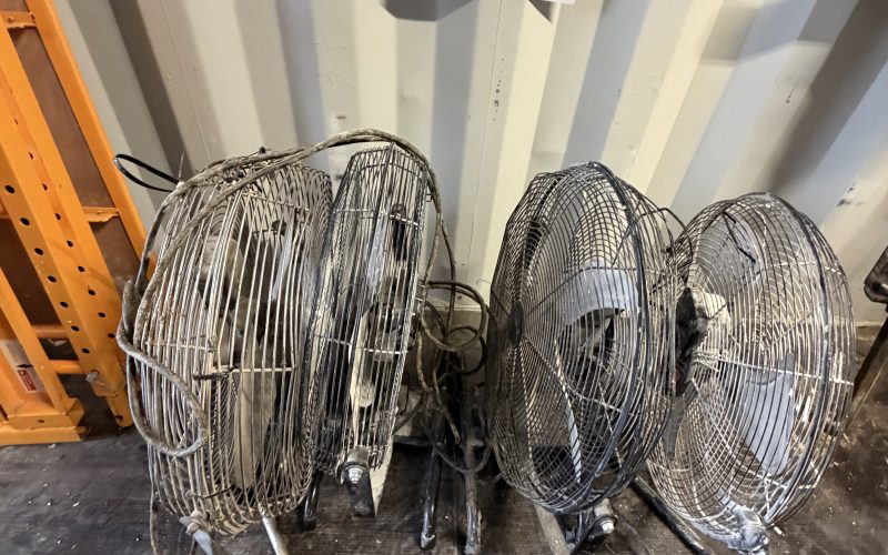 Lot 41- (4) fans industrielle