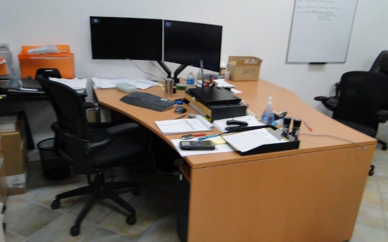 Lot 43- Bureau de travaille sans les ordinateurs et les chaises