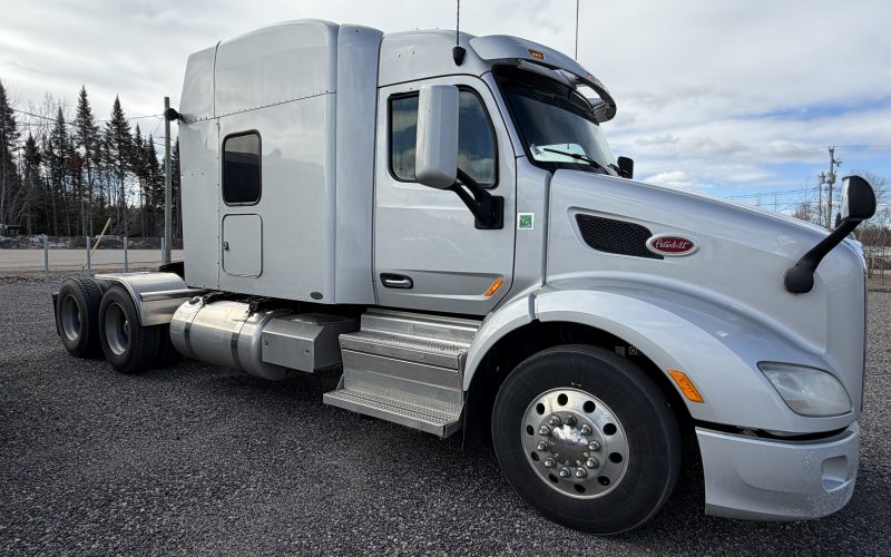 1- Peterbilt 579 Mid-Roof Sleeper, 2018 , ( moteur refait  )