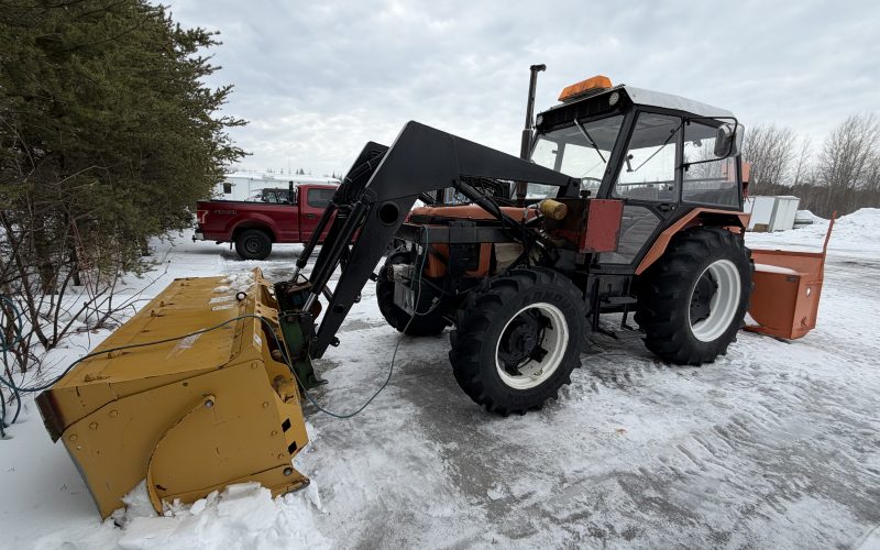Lot 12- Tracteur de ferme Zetor 77452 avec souffleur et chargeur  , 1993 , 9215 heures