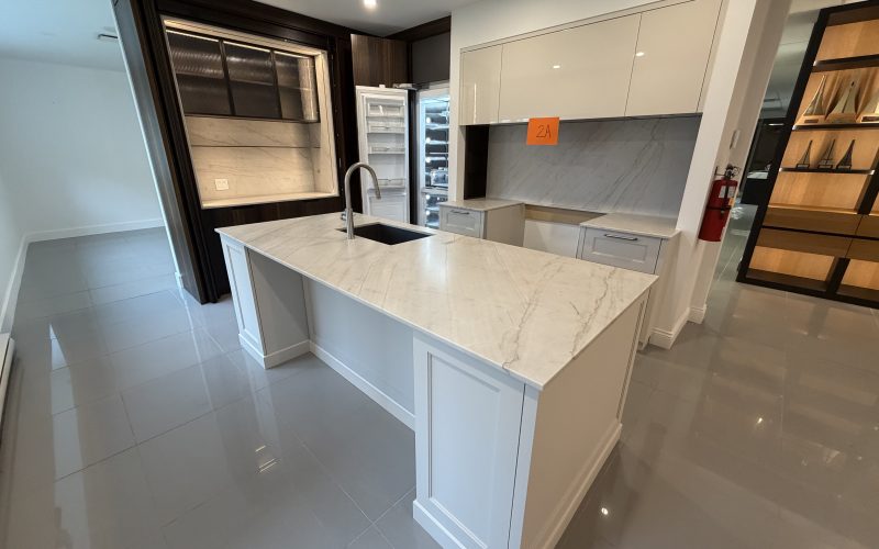 Lot 2- Ensemble de cuisine avec électroménager