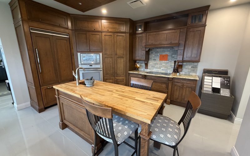 Lot 3- Ensemble de cuisine en bois avec électroménager