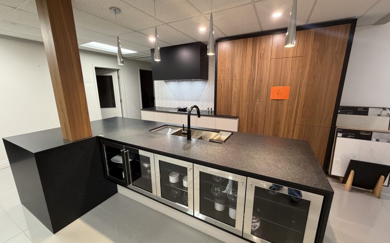 Lot 6- Ensemble de cuisine en L avec électroménager