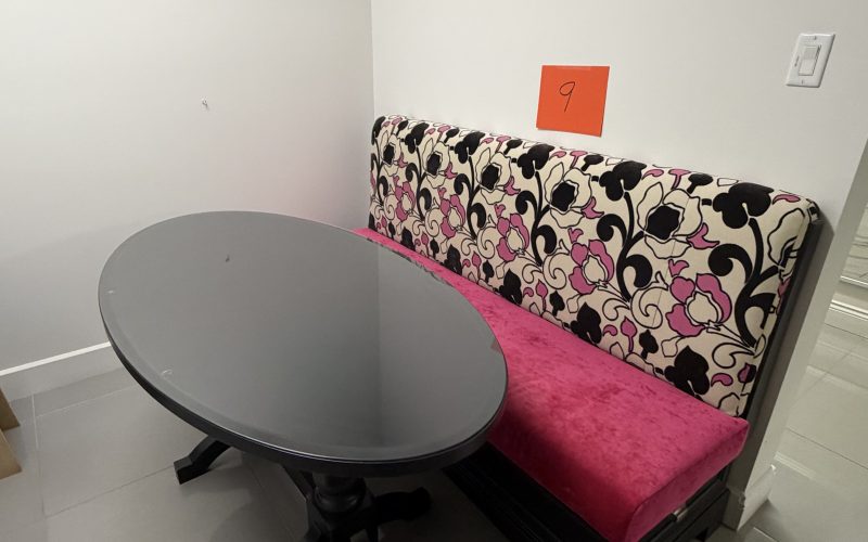 Lot 9 – Banquette avec table ovale de 63×33 x77 de long
