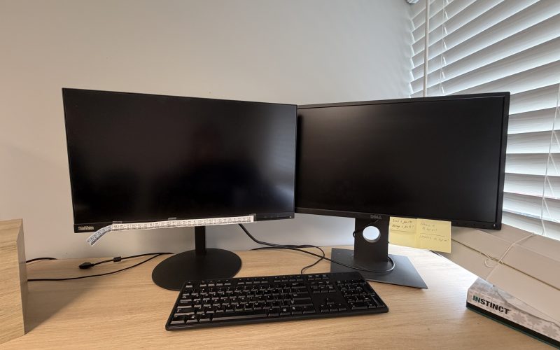 Lot 11- Équipement informatique 17 écrans, clavier ,souris et un imprimante