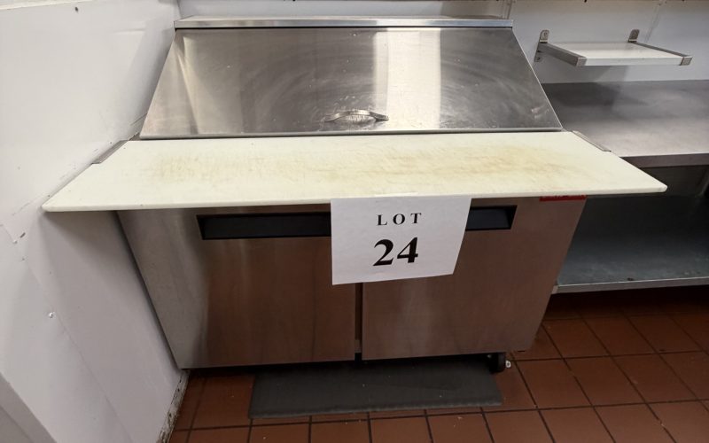 Lot 24- Table froide avec réfrigérateur 2 porte de marque New-Air