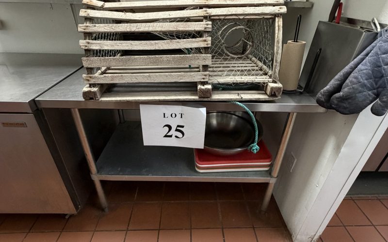 Lot 25- Table de travail en acier inoxydable avec caisse a homard