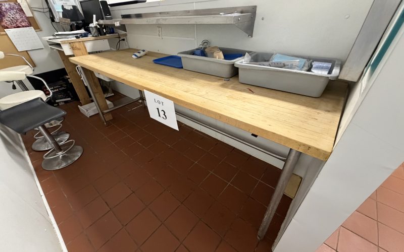 Lot 13- Table de travail avec dessus en bois et patte en acier inoxydable