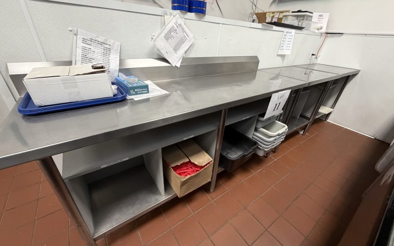 Lot 11- (3) Tables en acier inoxydable (2) de 3×2 et (1) de 79×24