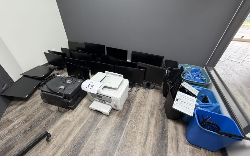 Lot 35- (2) imprimantes Brother et Epson , 18 écrans d&rsquo;ordinateur, clavier , souris , trépied