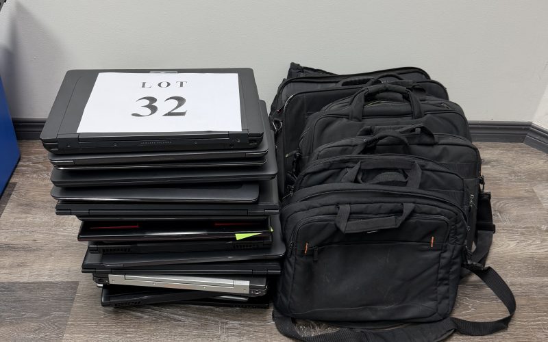 Lot 32 – Lot de +/- 17 portables avec sac de transport