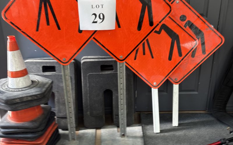 Lot 29- Lot de pancartes de signalisation avec cône