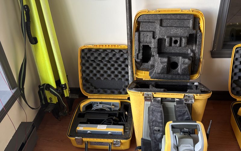 Lot 19- Trimble S6 avec chargeur , batterie, trépied, jalon ( sans prisme )
