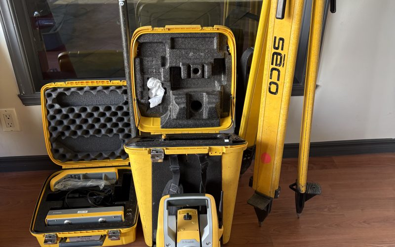 Lot 20- Trimble S3 , Prisme MT1000 avec batterie , chargeur , jalon , trépied