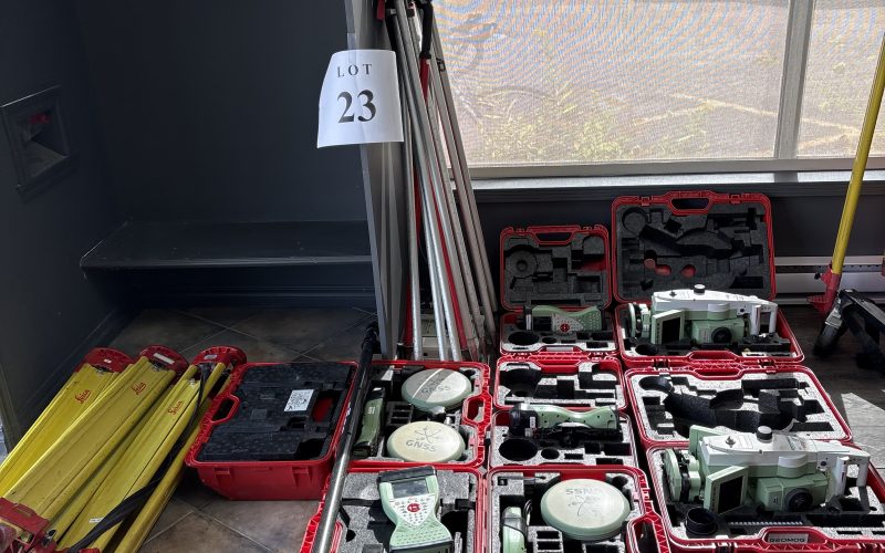 Lot 23- Ensemble Leica avec trépieds et jalons