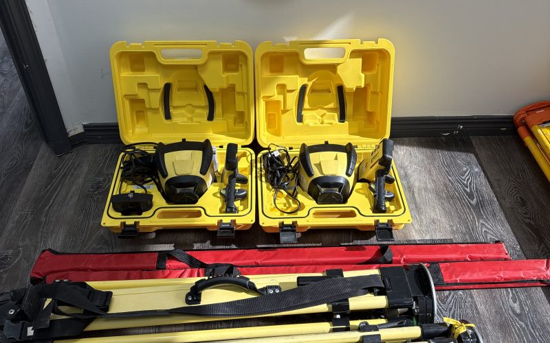 Lot 24- (2) laser Leica Rugby 50 avec règles et trépieds