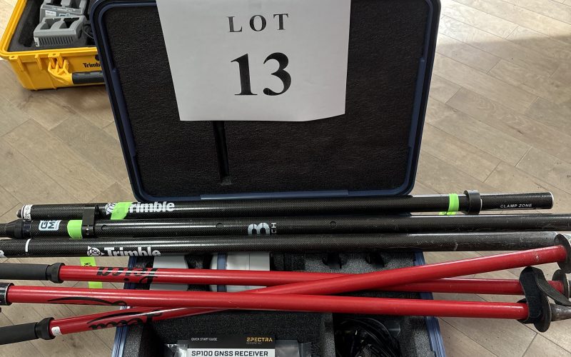 Lot 13- Gps Spectra SP100 avec accessoires , batterie, chargeur , jalons