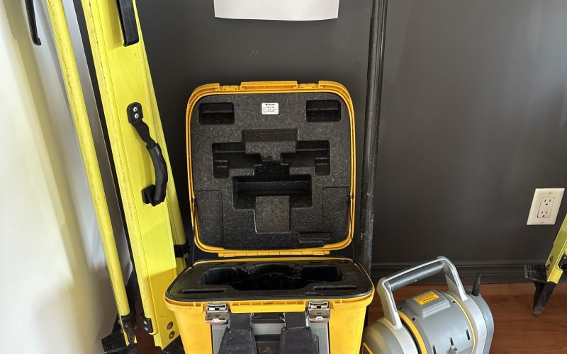 Lot 14- Trimble SX10 avec batterie , trépieds et jalons