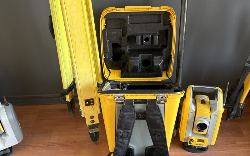 Lot 15- Trimble S5, clavier tsc7 , prisme MT1000 avec batterie , trépied , jalon et mini prisme
