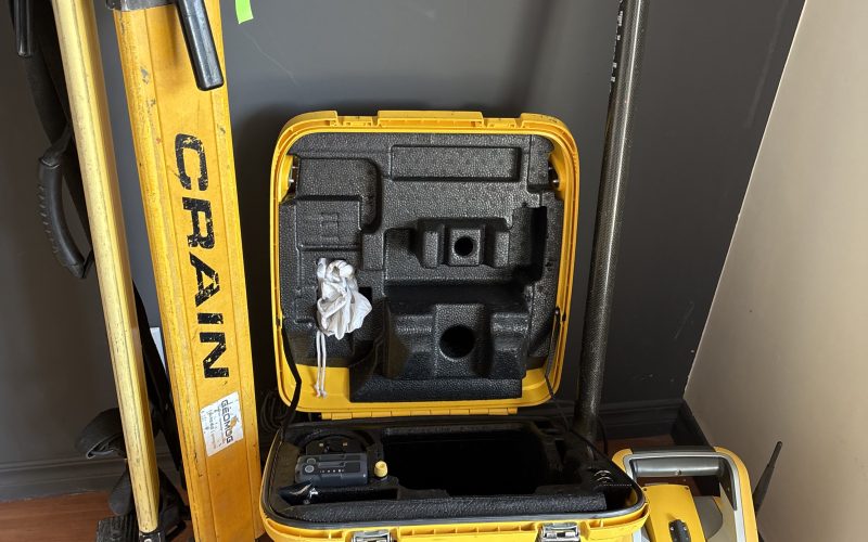 Lot 17- Trimble S5, prisme MT1000 avec batterie , trépied , jalon