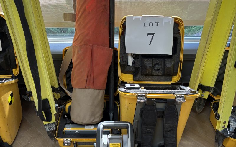 Lot 7- Trimble S7, clavier TSC7 , prisme MT100 , chargeur , batterie, jalon , trépied , sac