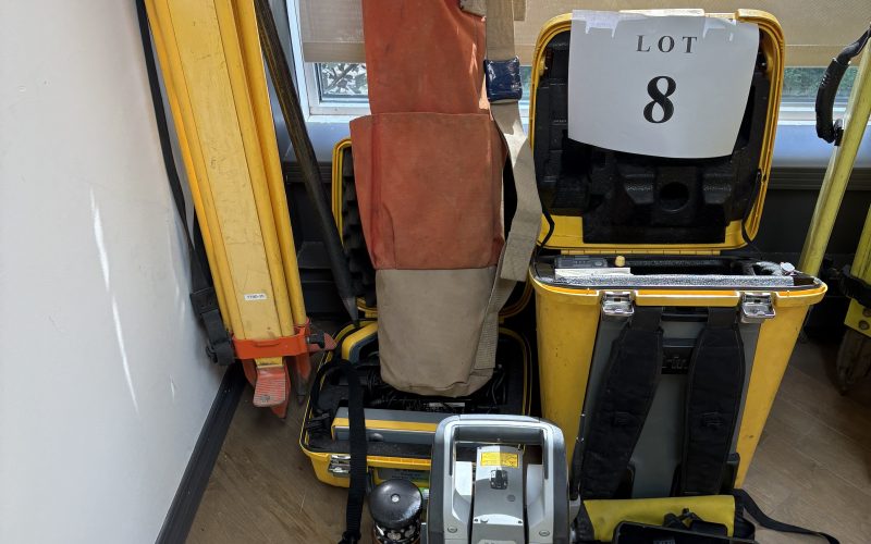 Lot 8- Trimble S7, clavier TSC7 , prisme MT100 , chargeur , batterie, jalon , trépied , sac