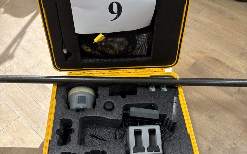 Lot 9- GPS R12I avec batterie , chargeur , jalon, et accessoires